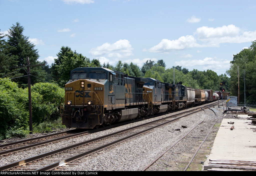 CSXT 464 Leads M426 at the State Line